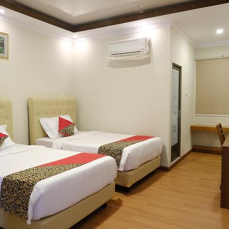 Joyful Hotel Tanjung Pandan Exteriör bild