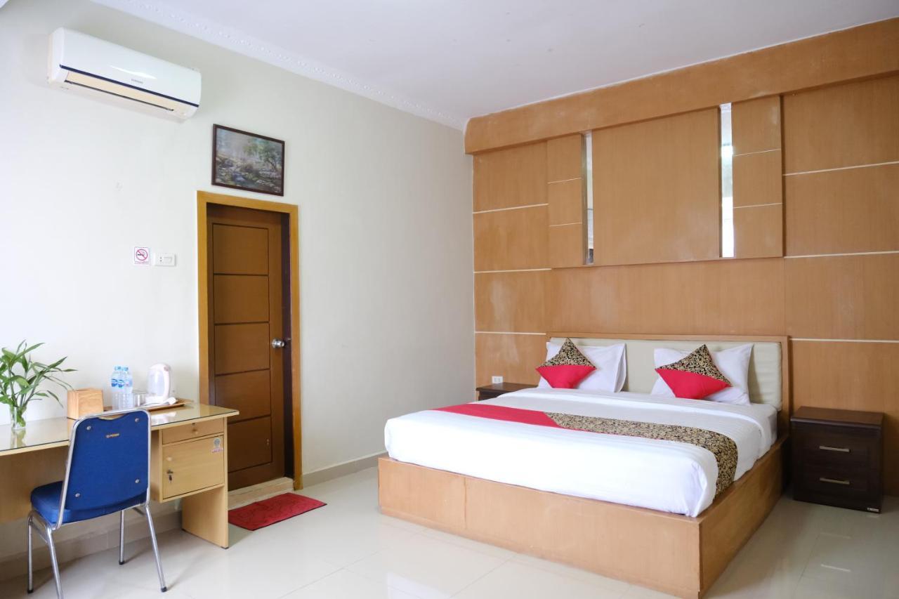 Joyful Hotel Tanjung Pandan Exteriör bild