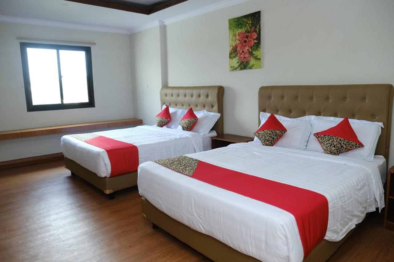 Joyful Hotel Tanjung Pandan Exteriör bild